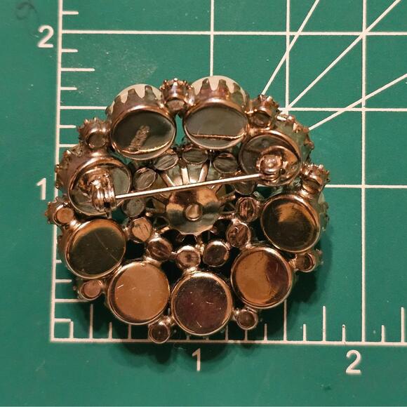 Beautiful Weiss Rhinestone Brooch - Picture 2 of 3